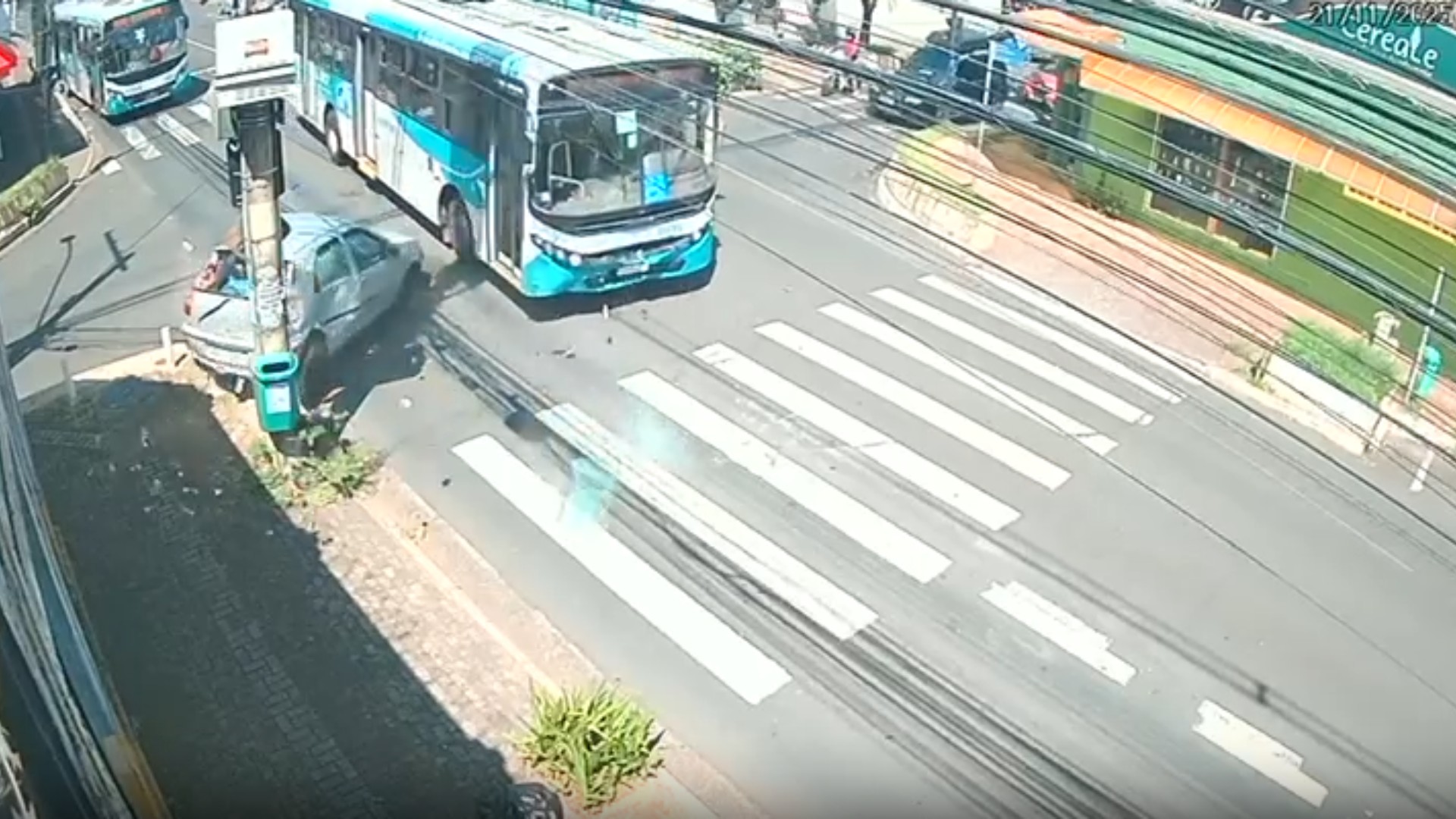 VÍDEO: Carro roda na pista ao ser atingido por ônibus do transporte público em cruzamento de Uberlândia