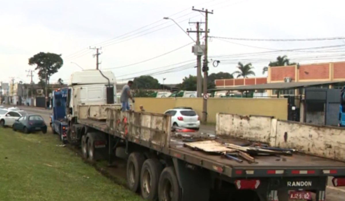 Caminhão tomba na marginal da Rodovia Santos Dumont após batida em Indaiatuba
