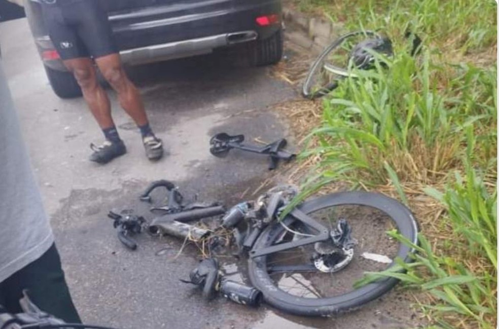 Bicicleta da vítima ficou destruída — Foto: Reprodução/Redes Sociais