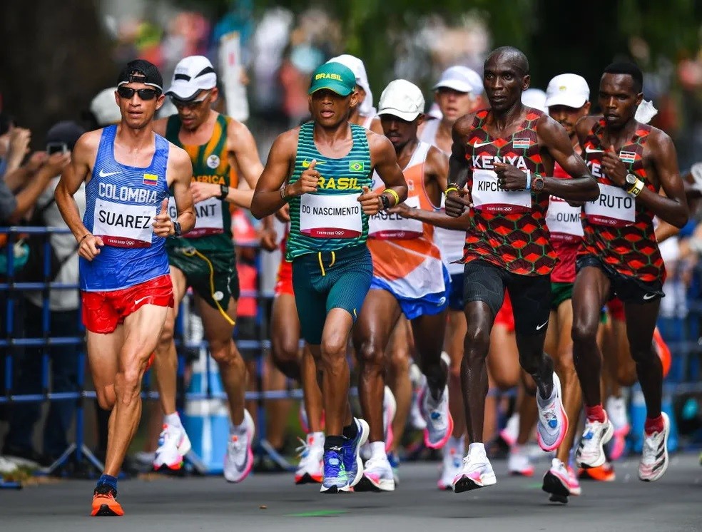 2 de 4
Eliud Kipchoge corre ao lado do brasileiro Daniel Nascimento — Foto: Ramsey Cardy/Sportsfile