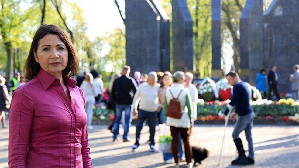 Repórter da BBC em rua movimentada na Letônia; os russos étnicos em Daugavpils se recusaram a responder quando questionados se a Ucrânia é vítima desta guerra — Foto: BBC