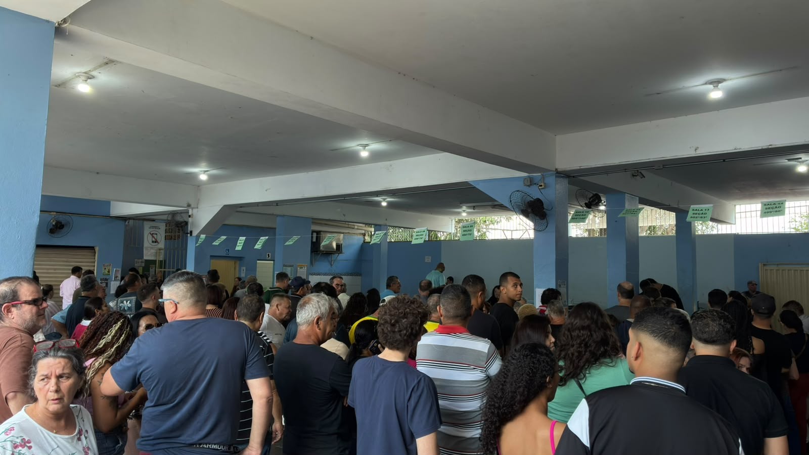Eleições 2026 - Piracicaba (SP) - EE Profª Olívia Bianco com muita fila em todas as seções. — Foto: Beatriz Bisan/g1