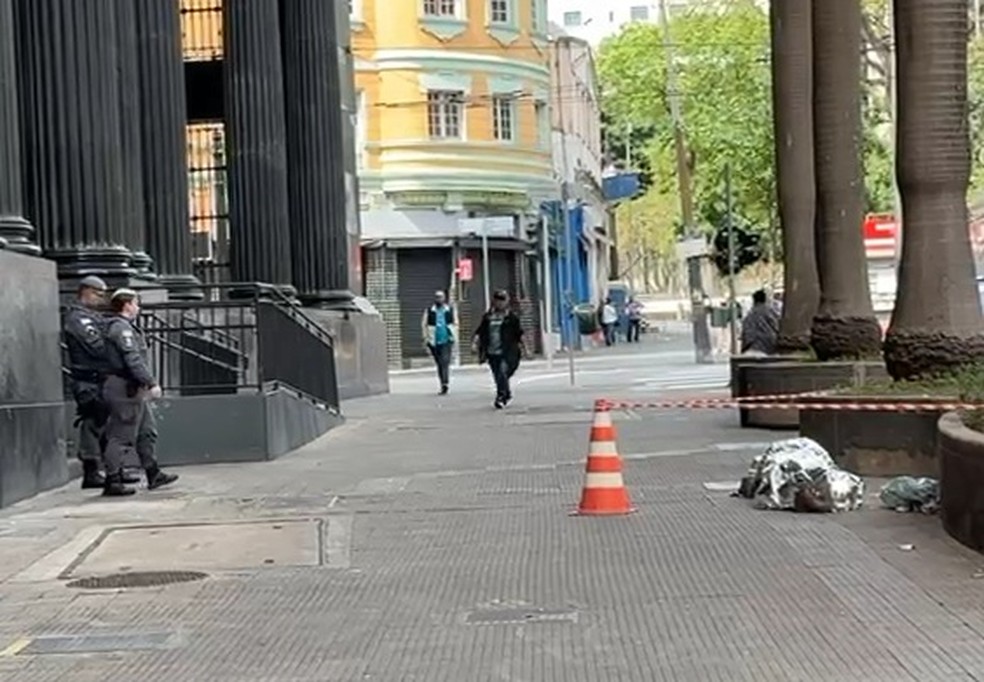 Frio SP - Morador de rua é encontrado morto na Praça da Sé, no Centro de São Paulo, neste domingo (28).. — Foto: Reprodução