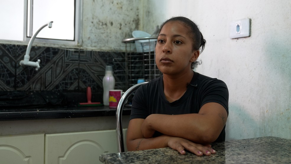 Cristina, moradora de Heliópolis, conta que ela e os filhos ficaram três semanas sem ter alimento em casa — Foto: Fábio Tito/ g1