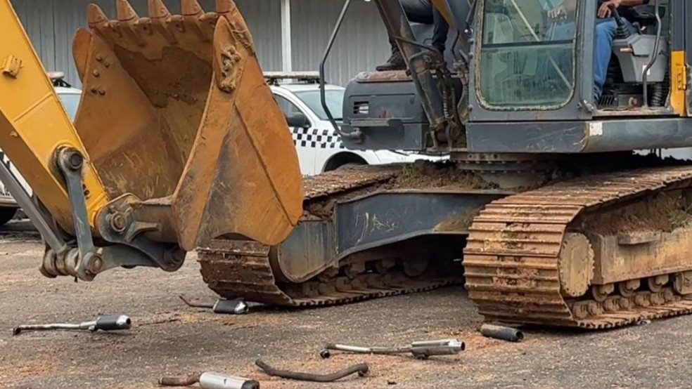 Uma máquina pesada foi usada para auxiliar no processo — Foto: CTMac/Divulgação