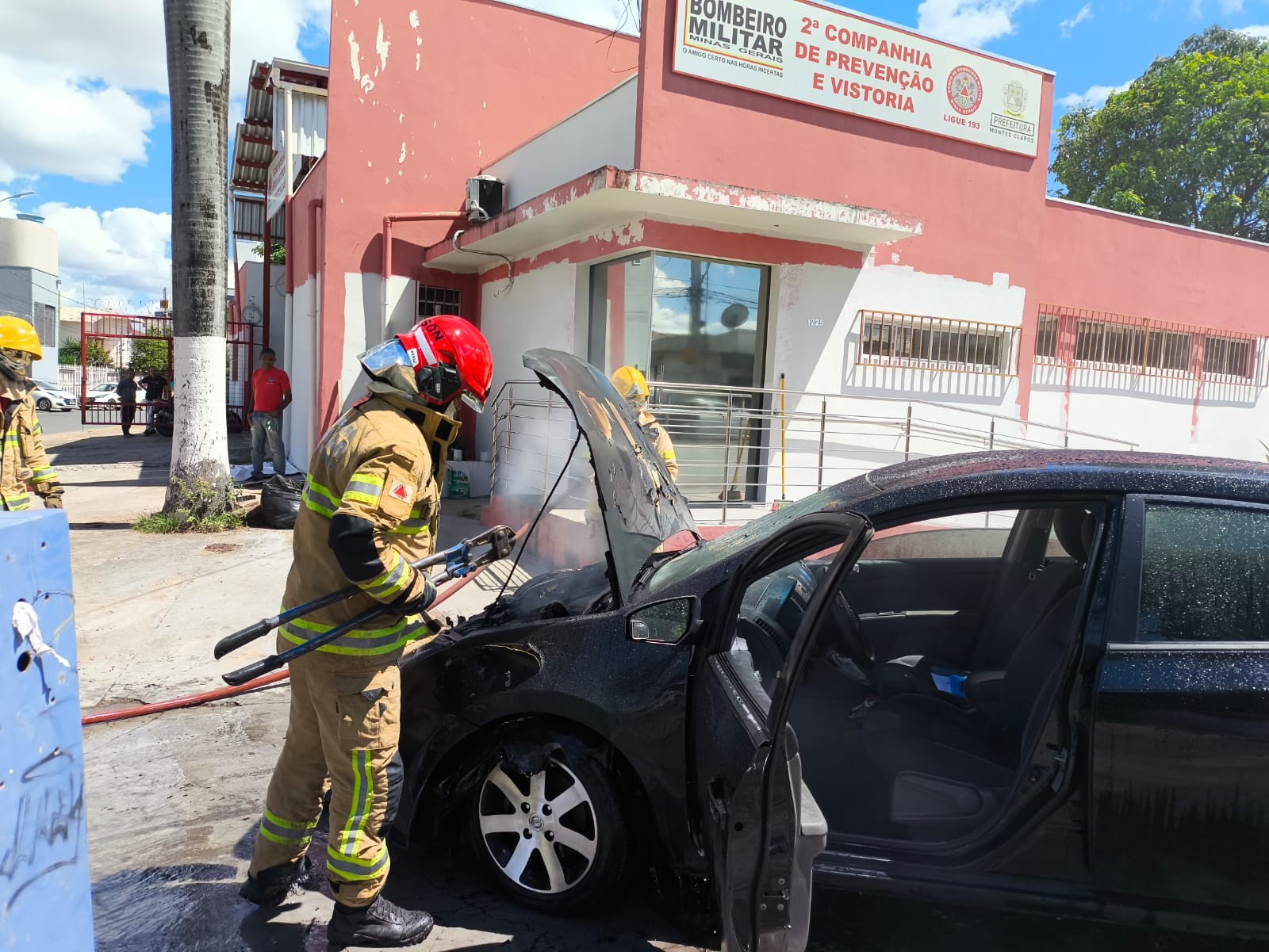 Casal e bebê saem ilesos de incêndio que atingiu carro deles em Montes Claros