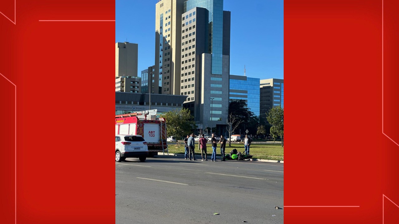 Acidente entre moto e carro interdita Eixo Monumental, na manhã deste domingo (5), em Brasília