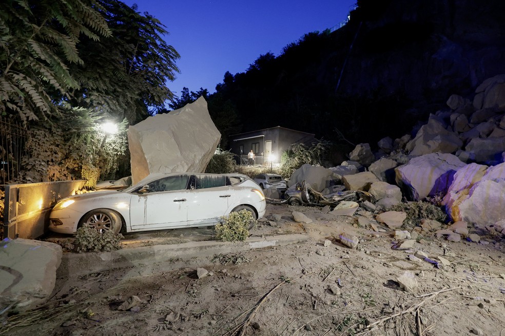 Veículo danificado entre pedras e destroços após um terremoto de magnitude 4,7 atingir a área de Campi Flegrei, na Itália, em 31 de julho de 2026 — Foto: REUTERS/Salvatore Laporta