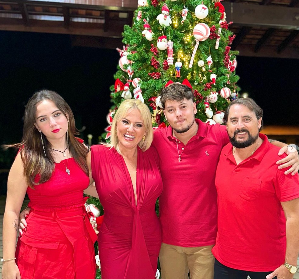 Mauri com a mulher, Andrea Fabyanna, e os filhos: Beatriz e Maury — Foto: Instagram / Reprodução