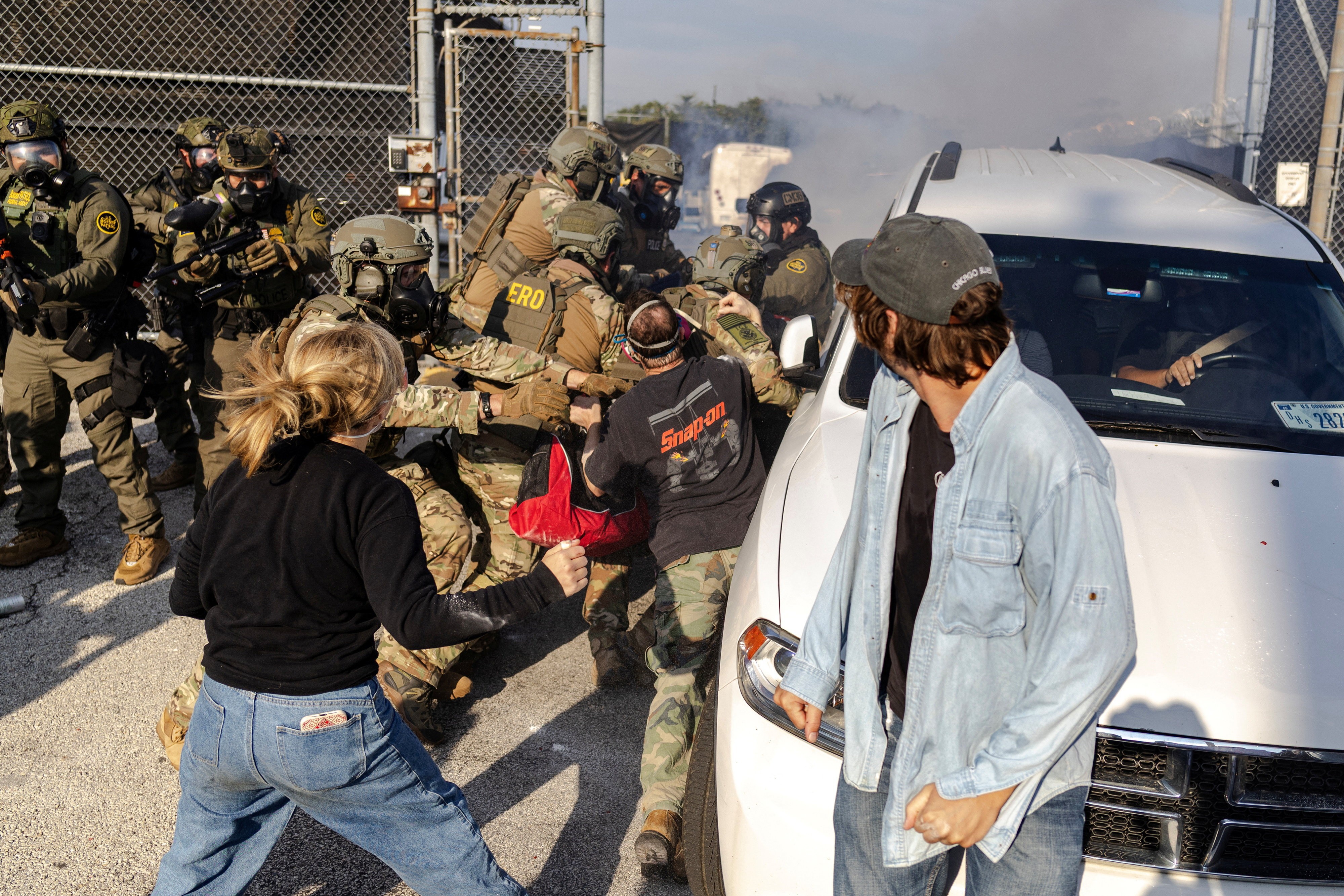 Agentes de imigração dos EUA entram em confronto com manifestantes em Chicago; VÍDEO