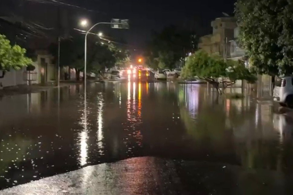 VÍDEO: criança é resgatada de carro ilhado durante temporal em Corumbá