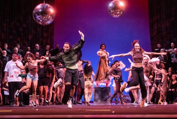 'Carmina Burana' reúne 300 artistas e mistura clássico com pole dance e breaking no Theatro Municipal