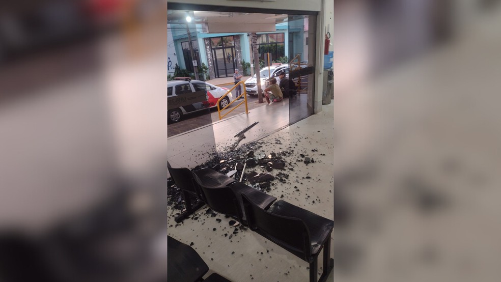 Porta estourada na UPA em Andradina (SP) — Foto: Arquivo pessoal