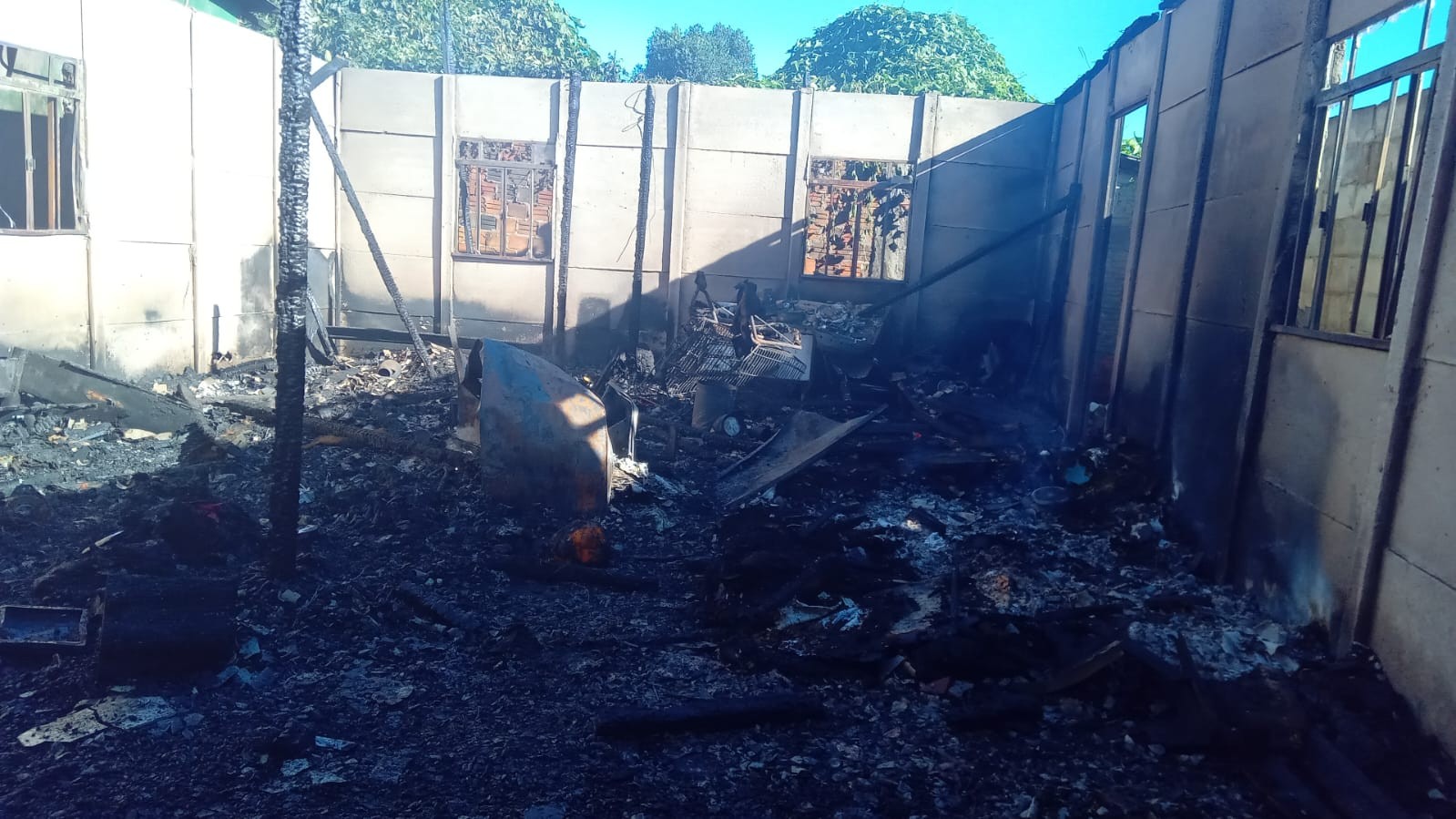 Duas pessoas ficam com queimaduras graves após incêndio atingir duas casas no Paraná: 'Estavam pedindo socorro'
