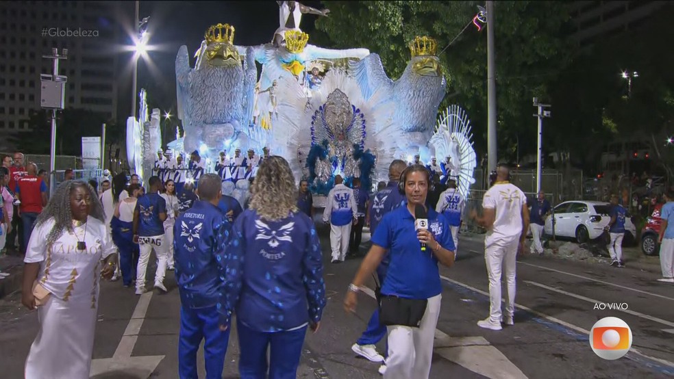 Carro da Portela que teve problemas para entrar na avenida — Foto: Reprodução/TV Globo