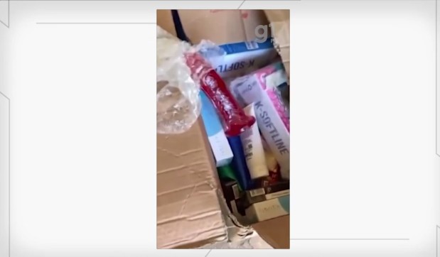 VÍDEO: Carro de secretaria é flagrado descartando artigos de sexshop e outros produtos em antigo posto fiscal