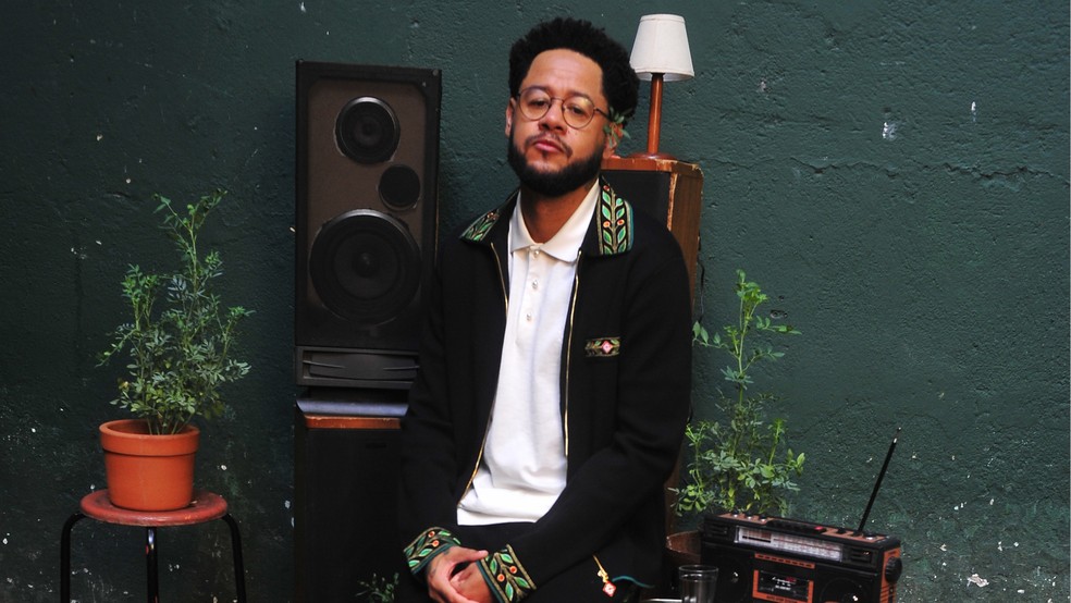 O rapper Emicida em ensaio para o álbum "Mesmas Cores & Mesmos Valores" — Foto: Walter Firmo/Cecropia