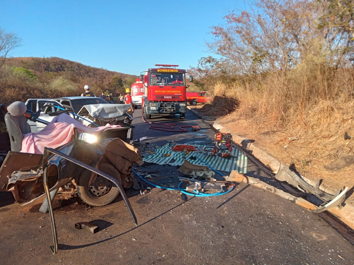 Batida Entre Carros Deixa Tr S Pessoas Feridas E Uma Morta Na Br Entre Ara Ua E Virgem Da