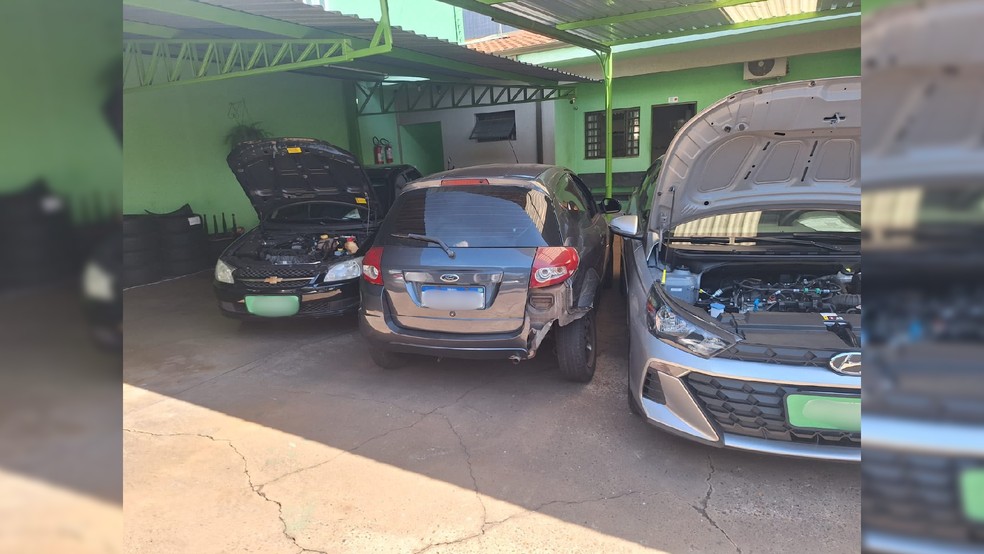 2 de 4
Carro parou tr&ecirc;s dedos de dist&acirc;ncia do carro estacionado na loja em Bauru (SP) &mdash; Foto: Conecta Bauru/Reprodu&ccedil;&atilde;o