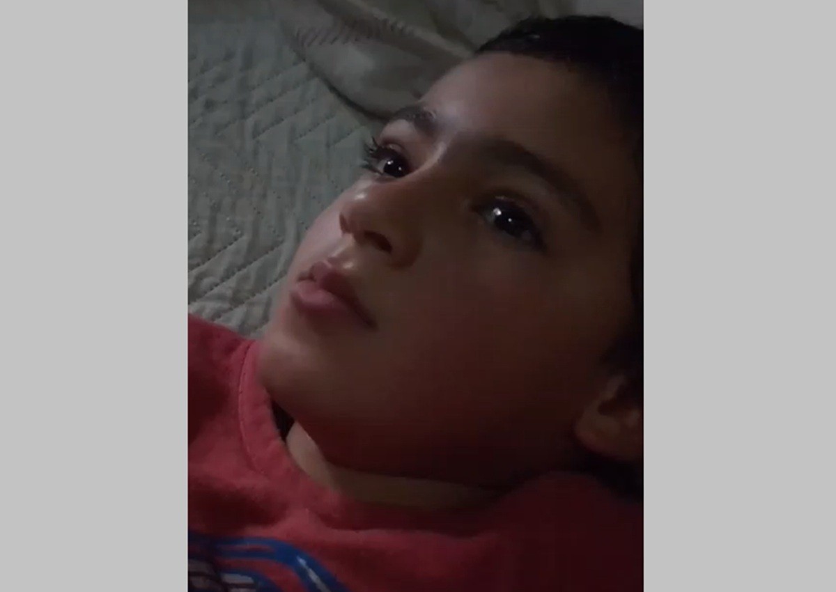 'Nenhum antibiótico faz mais efeito': mãe denuncia demora em cirurgia de filho autista em Teresópolis