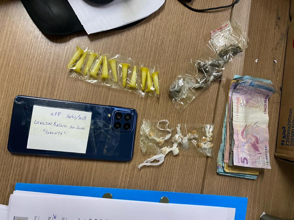Drogas, celulares e dinheiro foram apreendidos com os suspeitos — Foto: TV Cabo Branco/Reprodução