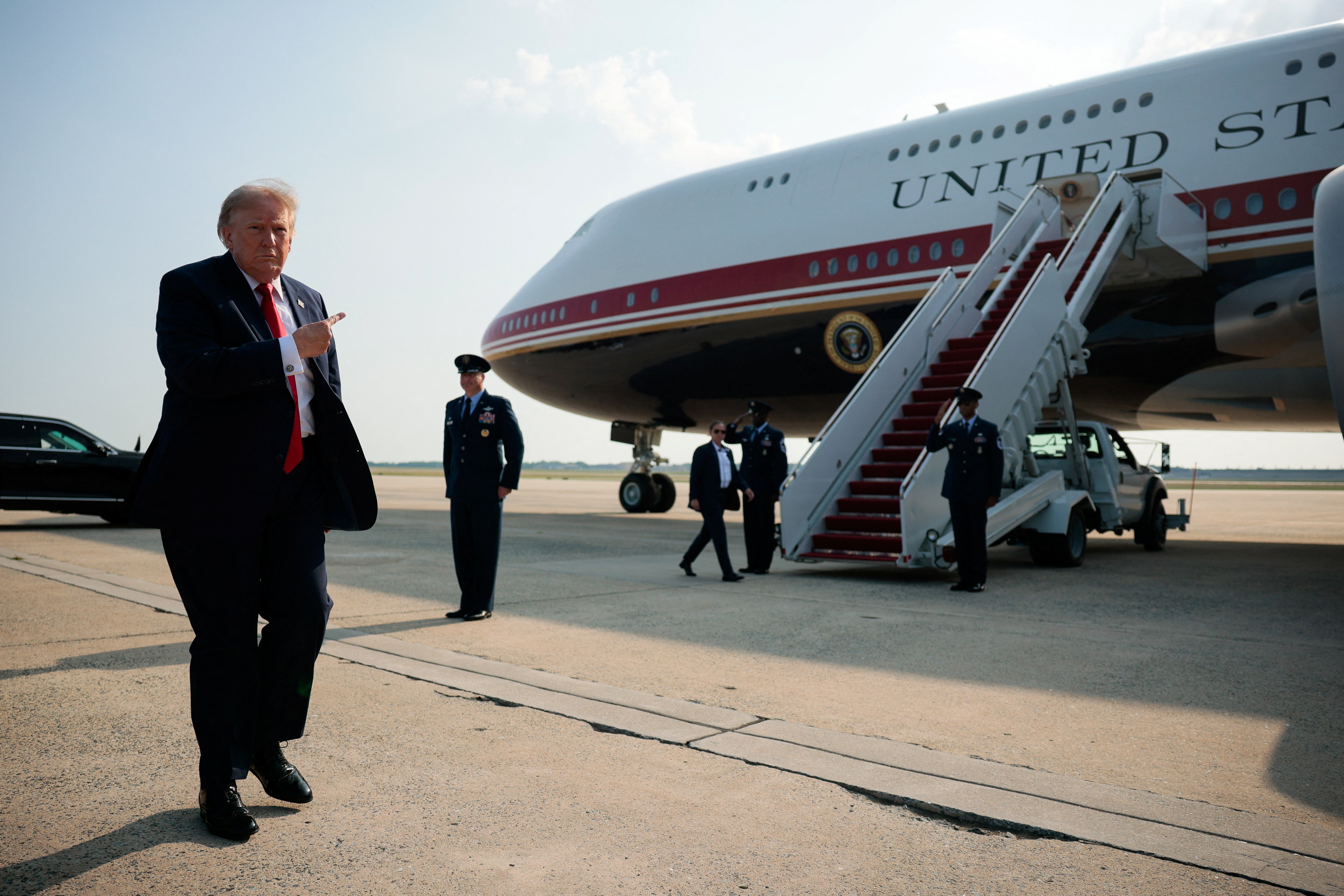 Trump faz primeiro voo em novo Air Force One de R$ 2 bilhões doado pelo Catar