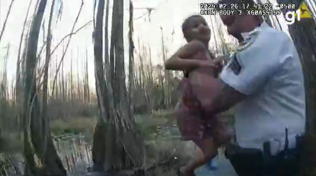 'Ei, menininha, vamos tirar você da água': policiais resgatam em pântano menina de 5 anos que sumiu de casa nos EUA; VÍDEO