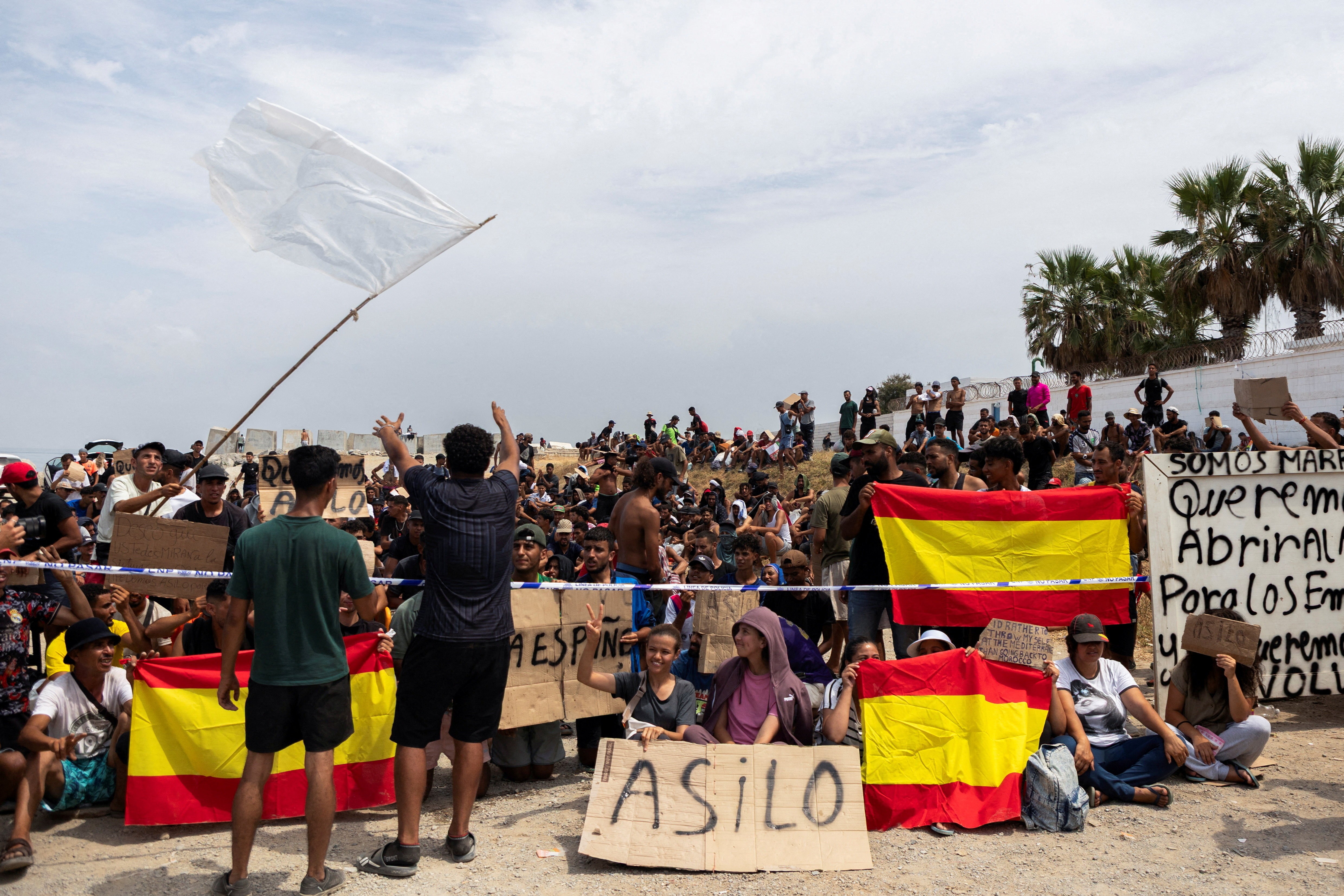 Centenas de imigrantes protestam em Ceuta e pedem asilo