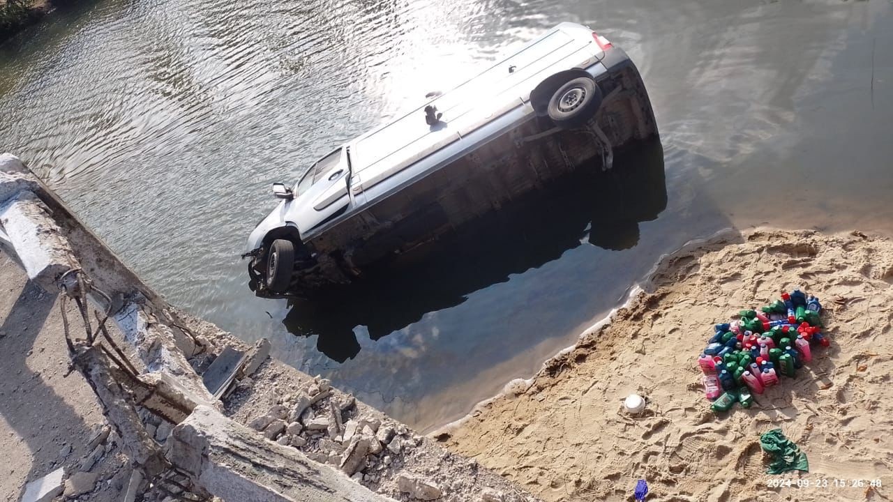 Motorista de van perde controle da direção, derruba ponte e cai no Rio Pratagy, em Alagoas