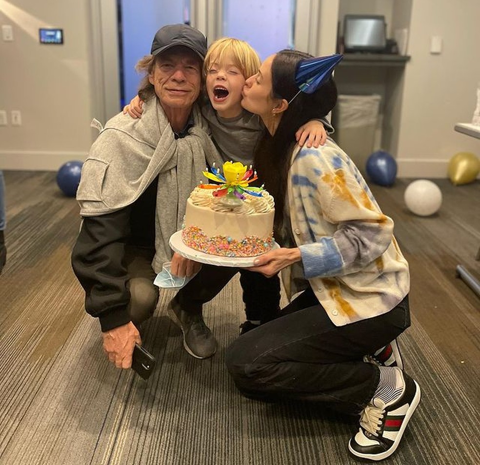 Mick Jagger com o filho e a mulher, Melanie Hamrick — Foto: Reprodução/Instagram