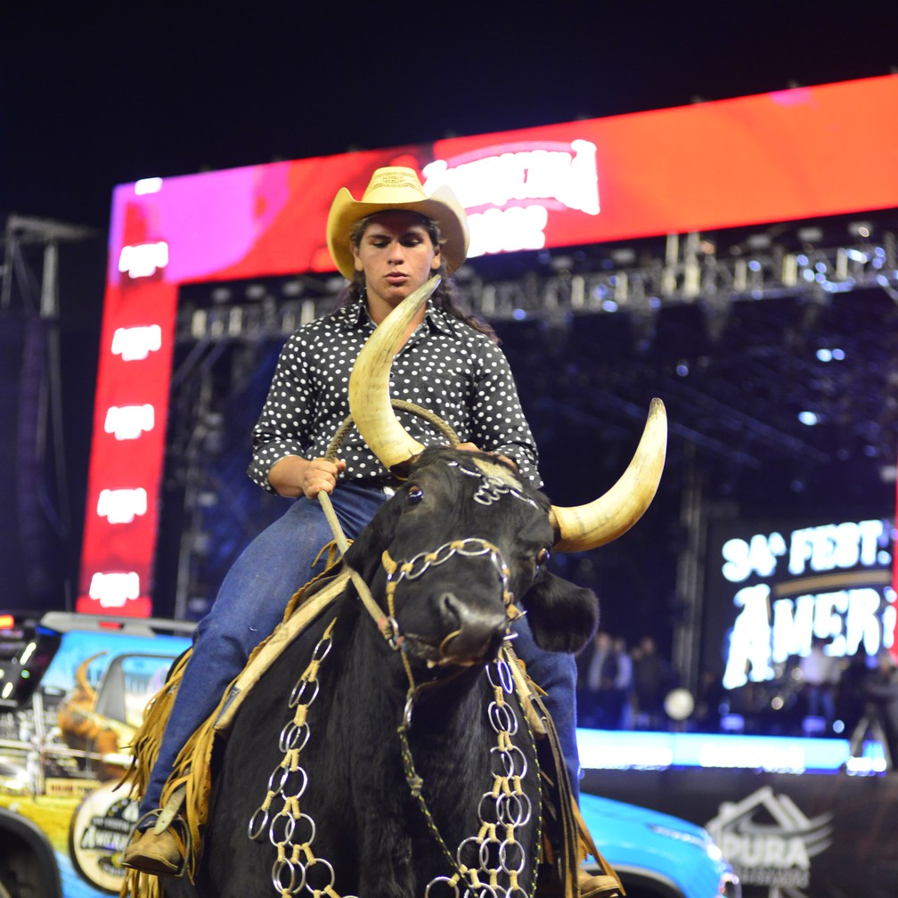 G1 - Axé e sertanejo animam público na última noite do Rodeio de Americana  - notícias em Festa do Peão de Americana 2015