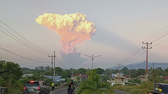 Vulcão entra em erupção na Indonésia e forma nuvem rosa gigante; veja IMAGENS 