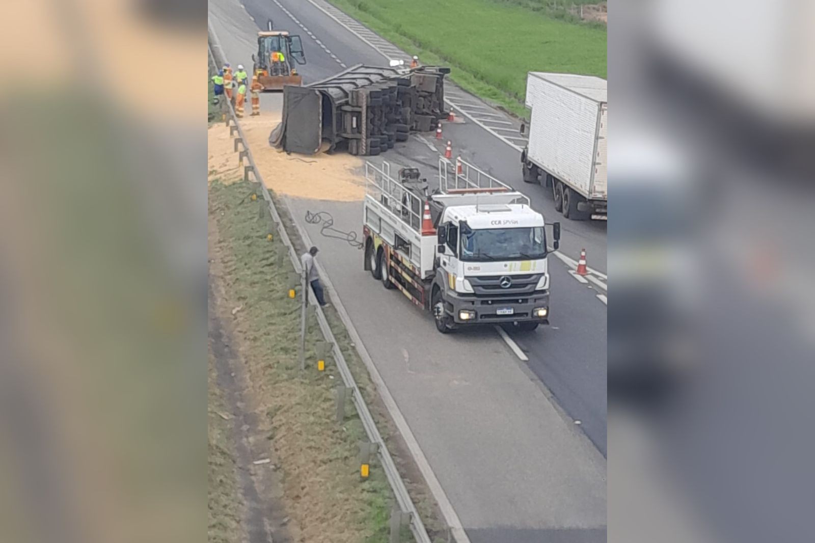 Carreta carregada com soja tomba e interdita trecho da Rodovia Raposo Tavares em Alambari