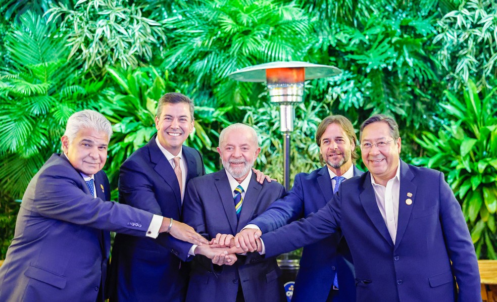 Presidente Lula ao lado de presidentes na cúpula do Mercosul — Foto: Ricardo Stuckert / Presidência da República