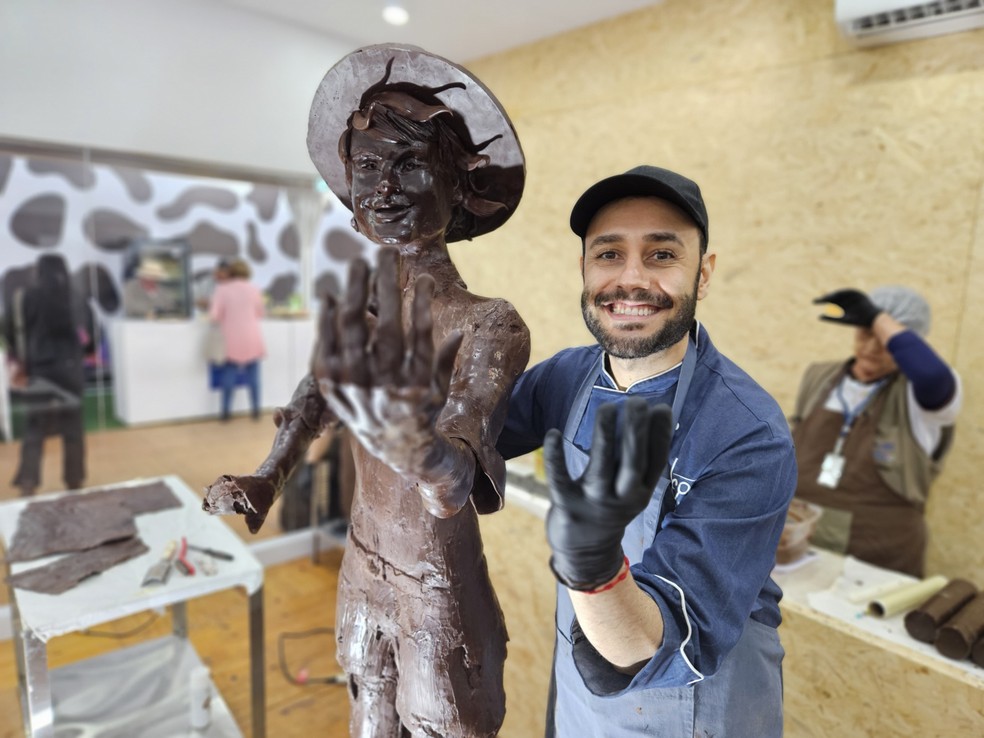 Confeiteiro faz escultura de chocolate em tempo real em RO — Foto: Agaminon Sales/g1