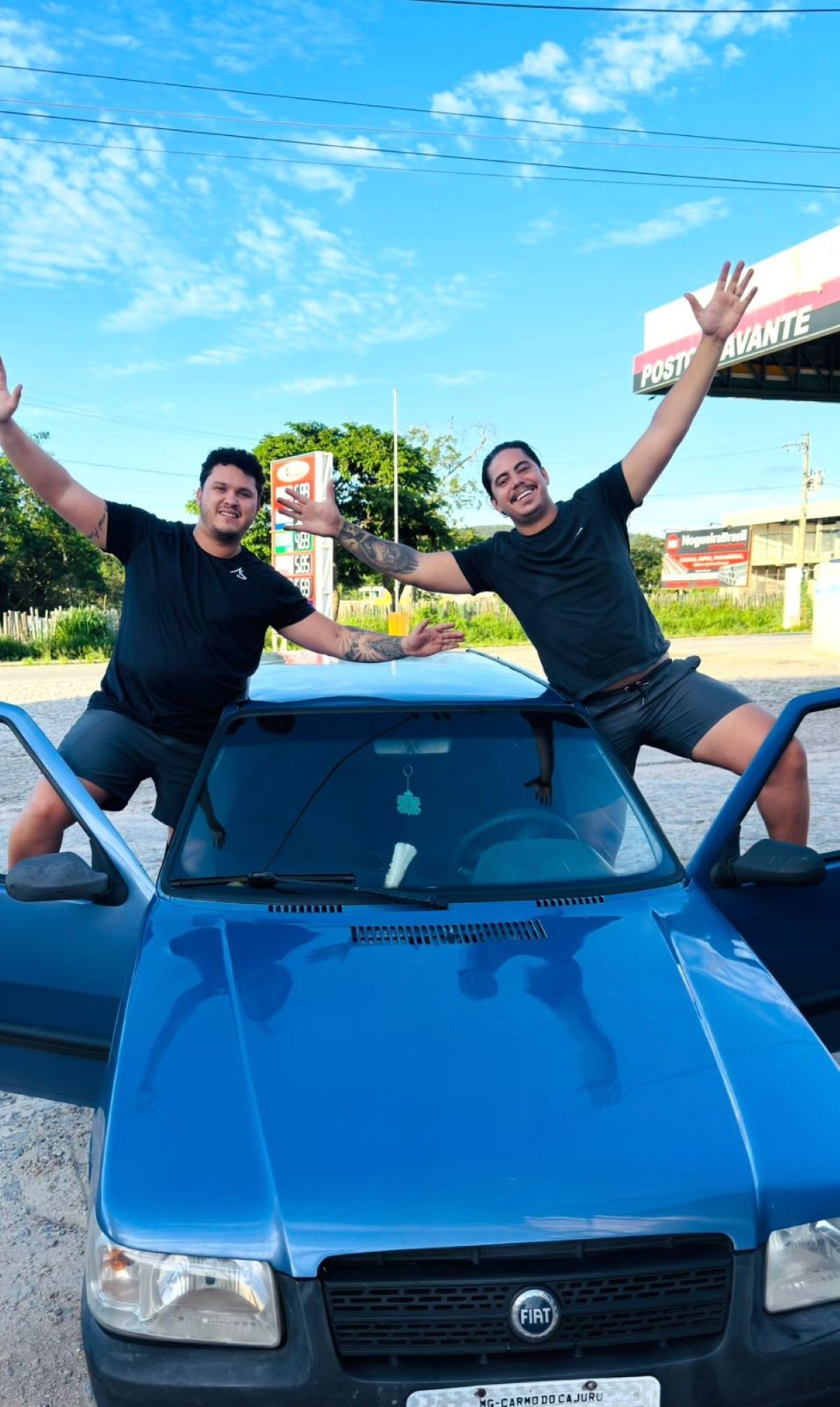 De Minas Gerais ao Chile em um Uno: dupla aposta no improviso, na internet e na coragem para rodar quase 10 mil km