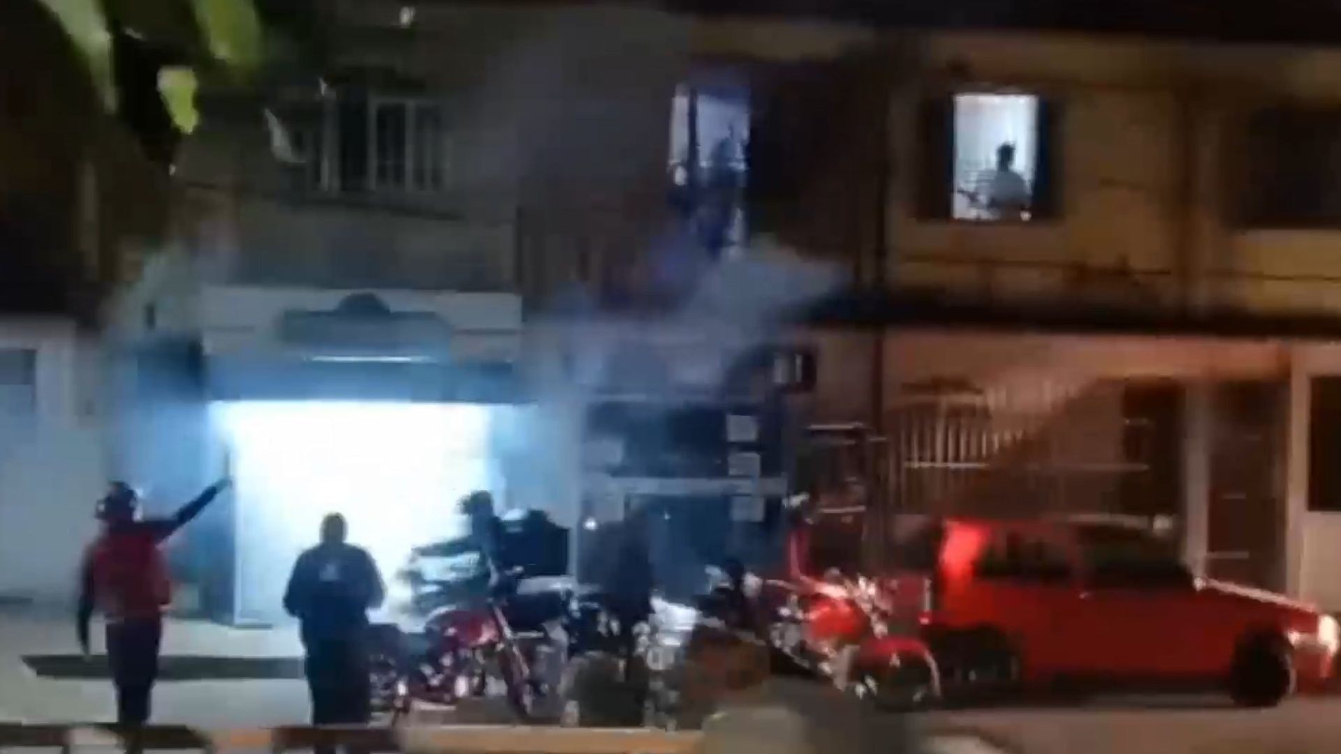 Adolescente é baleada dentro de academia após discussão entre motoboys e cliente por causa de marmita no ES