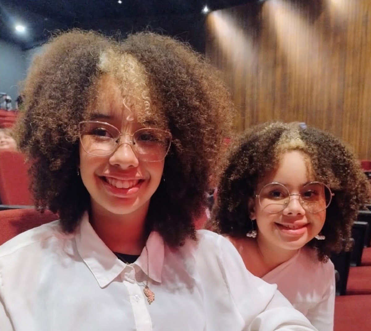 Aos 8 e 11 anos, irmãs ganham prêmio literário com livro sobre infância longe das telas: 'Navegar é bom, ser criança é ainda melhor'