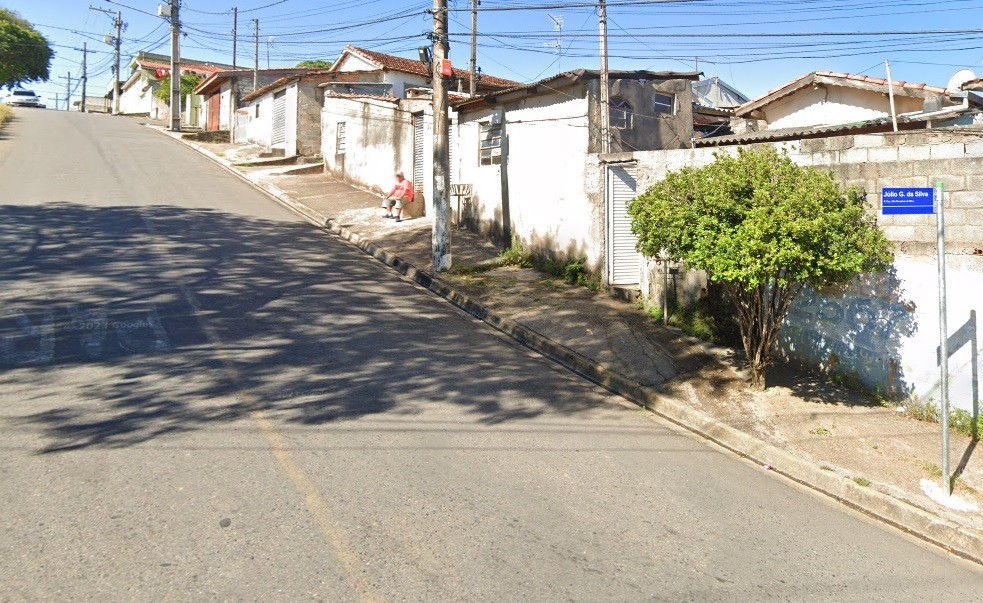 Homem morre após ser atropelado por carro na calçada em Bragança Paulista, SP