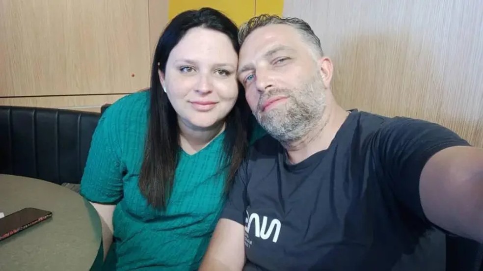 Marcela e o marido: brasileira se converteu ao islamismo e teve dois filhos na Síria. — Foto: Arquivo pessoal via BBC