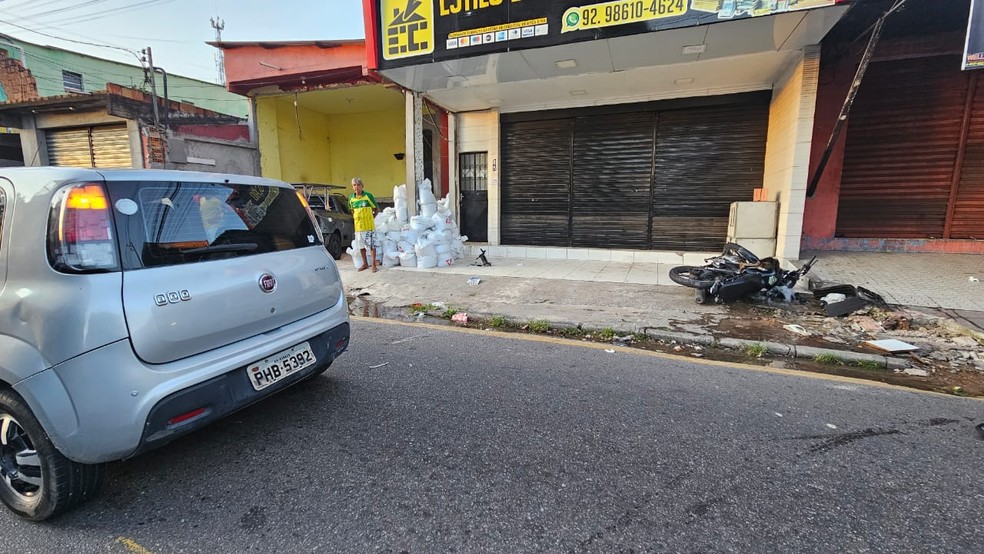 O condutor da motocicleta bateu a cabeça no parachoque do automóvel. — Foto: Divulgação