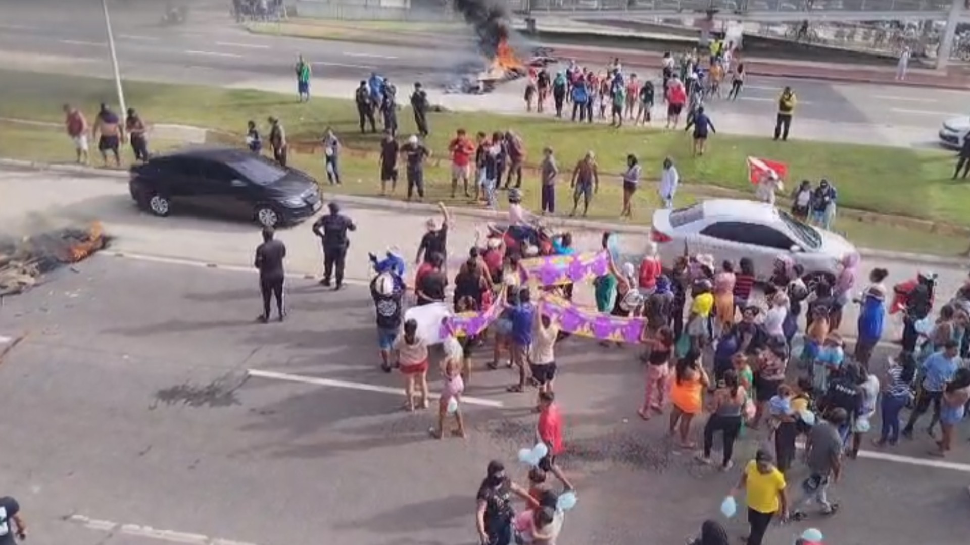 Manifestantes bloqueiam BR-316 nos dois sentidos, em Marituba, na Grande Belém