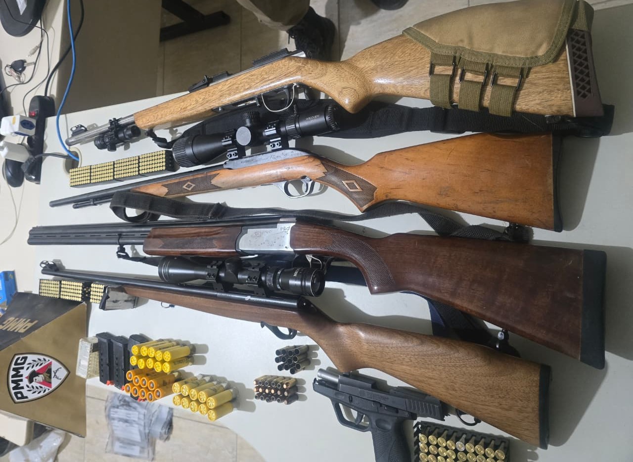 PM aposentado e homem são presos após apreensão de armas e munições em Chapada Gaúcha 