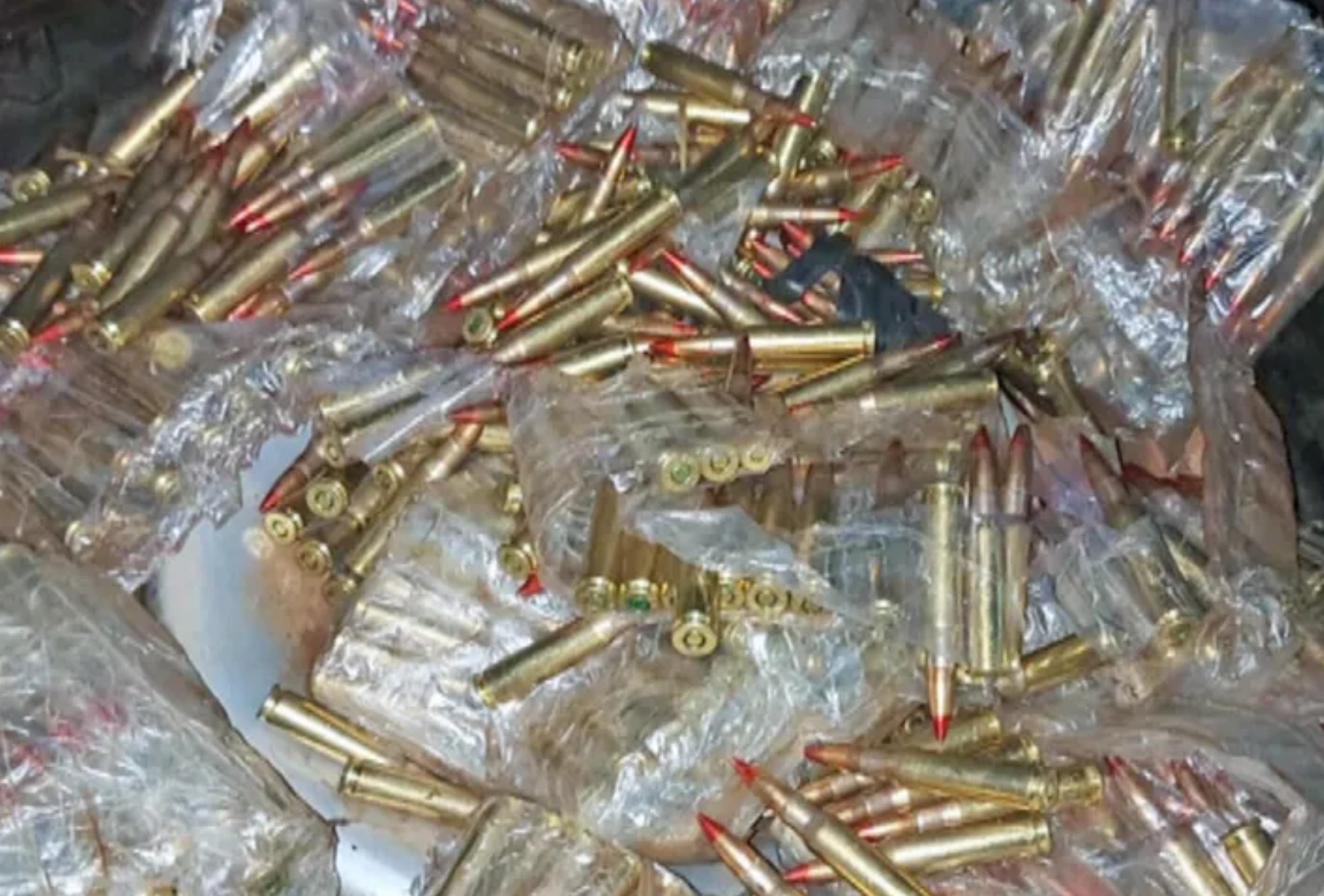 Após denúncia, polícia encontra quase 100 munições de fuzil em casa e homem acaba preso