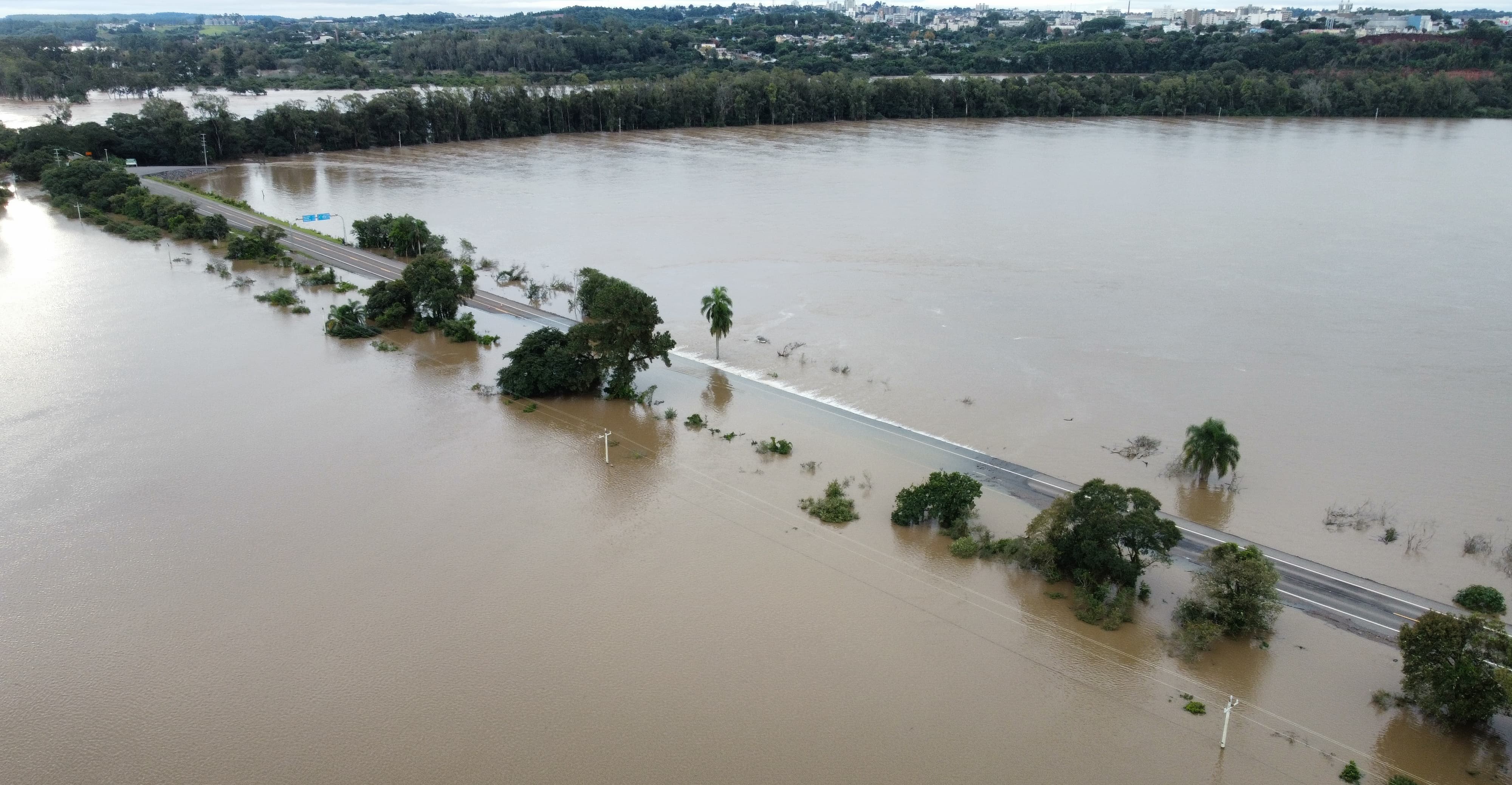 Nível de rio passa cota de inundação e água atinge ponte com 28 metros de altura em Cachoeira do Sul