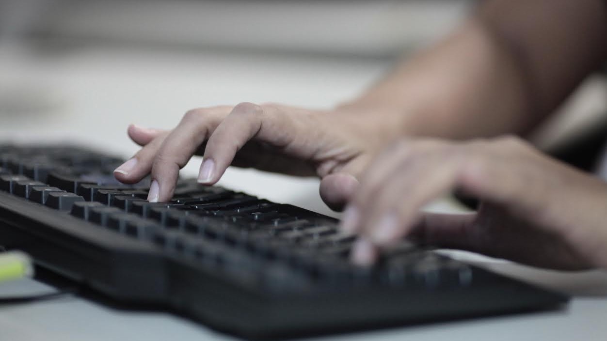 Cursos gratuitos de TI, Idiomas e IA estão com 3 mil vagas 