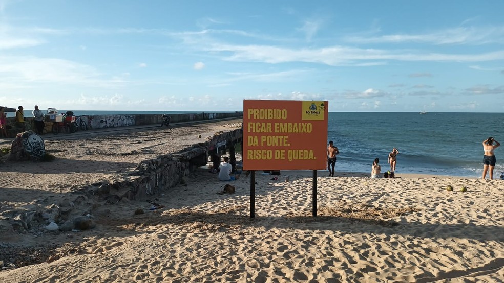Prefeitura colocou placas de alerta na Ponte Velha, em Fortaleza. — Foto: Prefeitura de Fortaleza/Divulgação