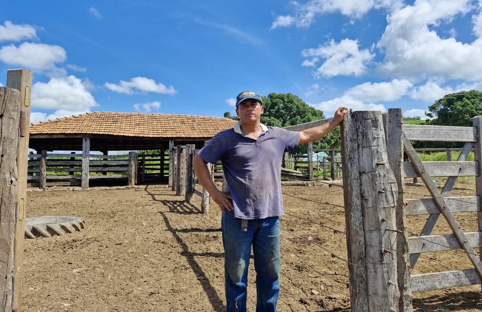 Produtor rural Miguelito, em sua propriedade atingida pelos resíduos de minério, em Conselheiro Pena. — Foto: Arquivo pessoal