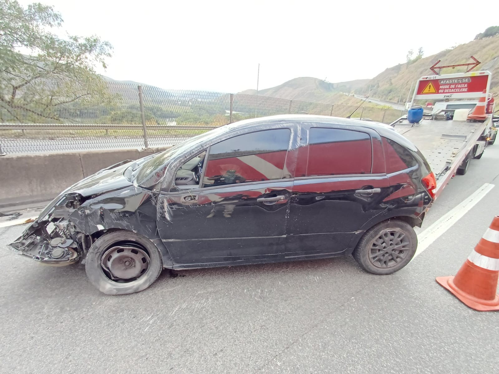 Carro capota e deixa mulher ferida na Via Dutra, em Barra Mansa