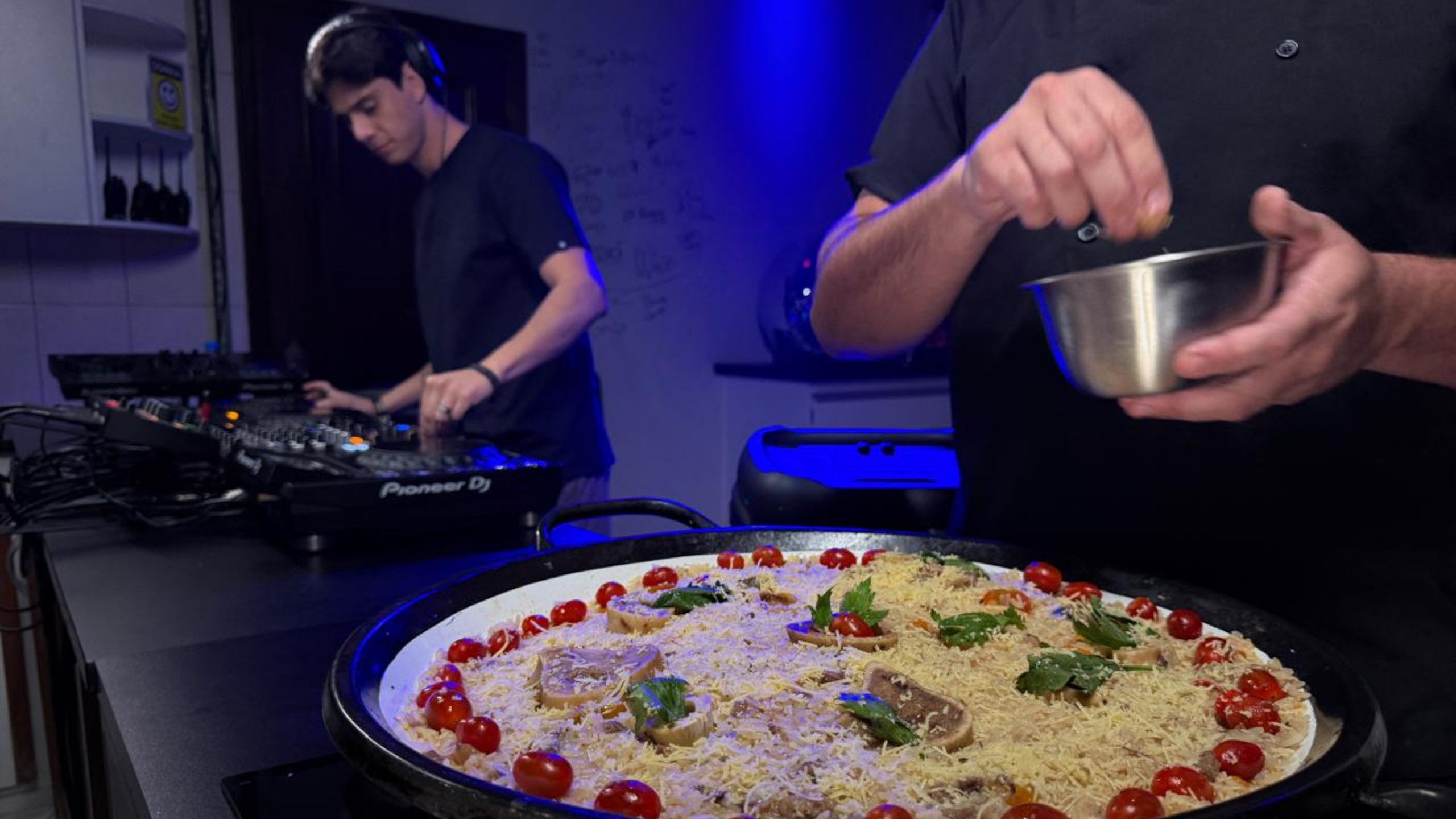 ‘Balada na cozinha’: estúdio no interior de SP une música eletrônica e gastronomia e vira vitrine para DJs independentes